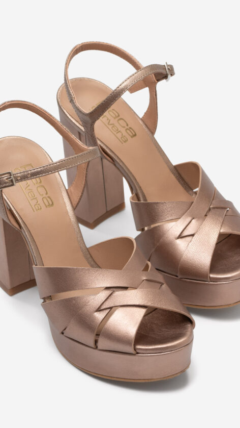 Sandalia de plataforma dorada